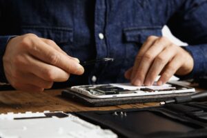 Kaip išsirinkti patikimą televizorių remonto meistrą Vilniuje: ekspertų patarimai ir dažniausios klaidos